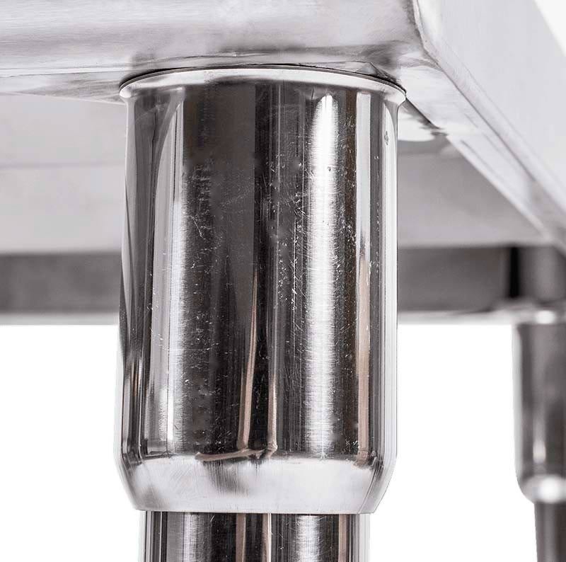Detalhe: pernas - Mesa aço inox 0,8m com rodas